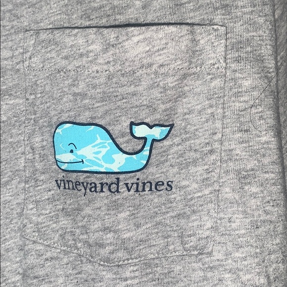 Vineyard Vines Tops - New condition Vineyard vines shirt!!🐟🐟